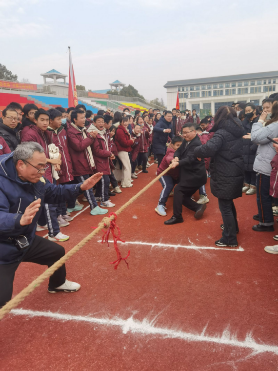 凝“绳”聚力绽风采  同心奋进迎新春 ——孝感高中高二年级举行拔河比赛