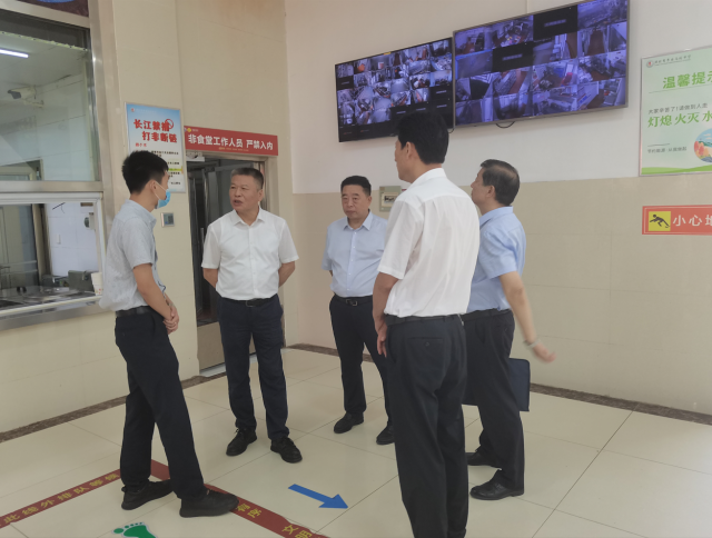 省纪委监委驻省教育厅纪检监察组组长刘又平到孝感高中调研
