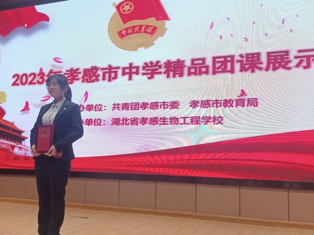 坚定文化自信，弘扬传统“孝”文化 