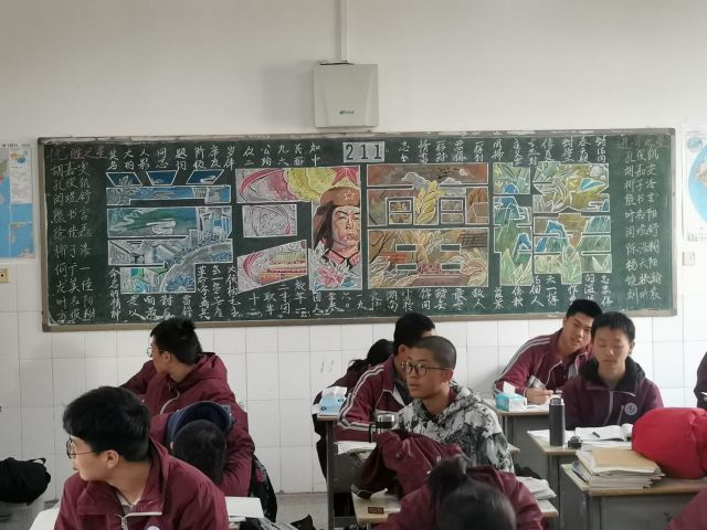 【德育成果】孝感高中组织开展2024年3月高二年级“学雷锋”主题板报创作评比活动