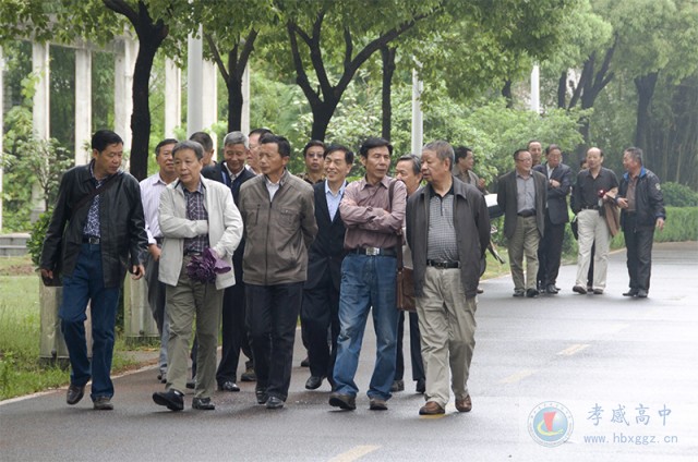 64级（2）班校友回母校