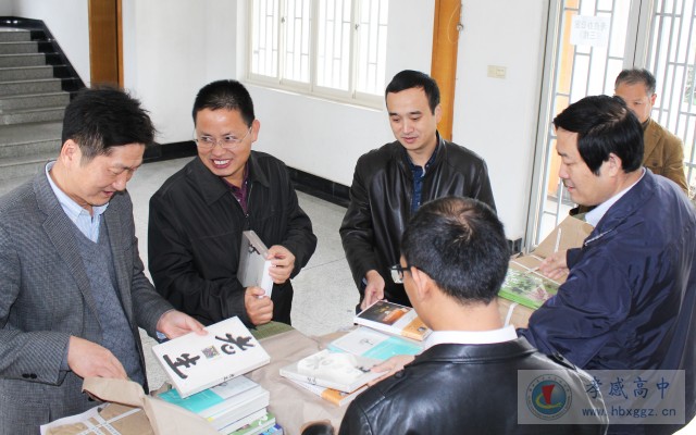 省新华集团公司捐赠图书仪式在孝感高中举行